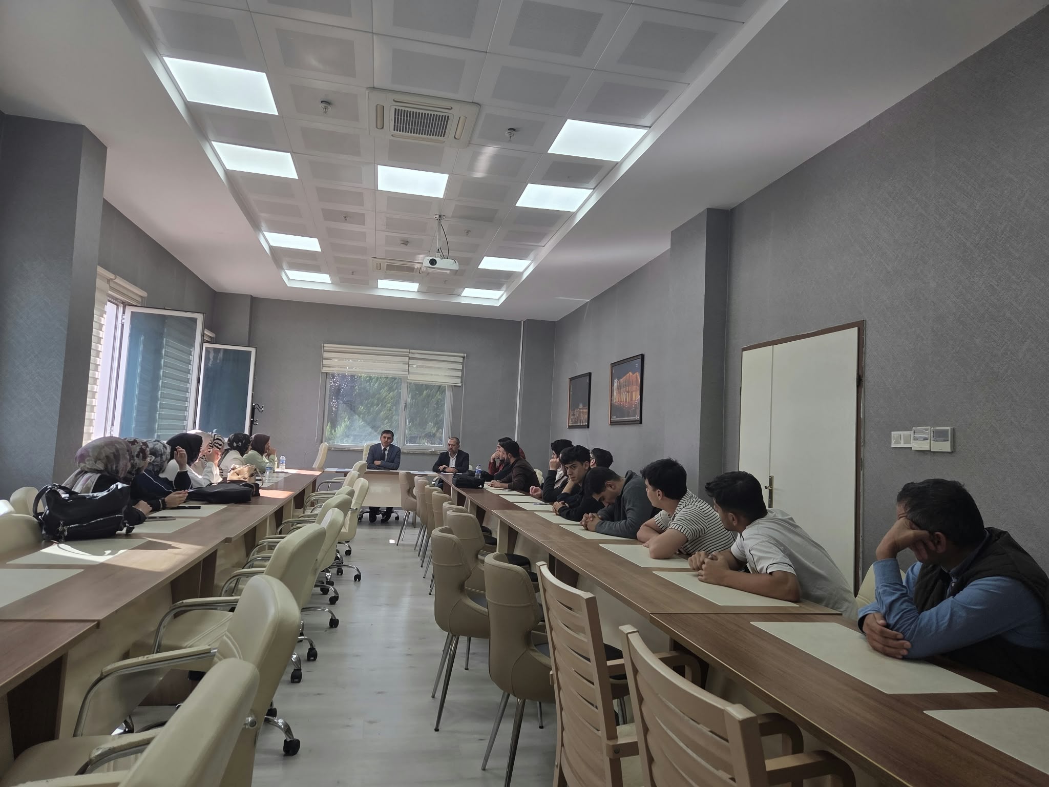 Hazırlık Sınıfı D Şubesi İle Dekan Yardımcımız Doç. Dr. Üzeyir Köse'nin Katılımıyla Oryantasyon Toplantısı Gerçekleştirildi